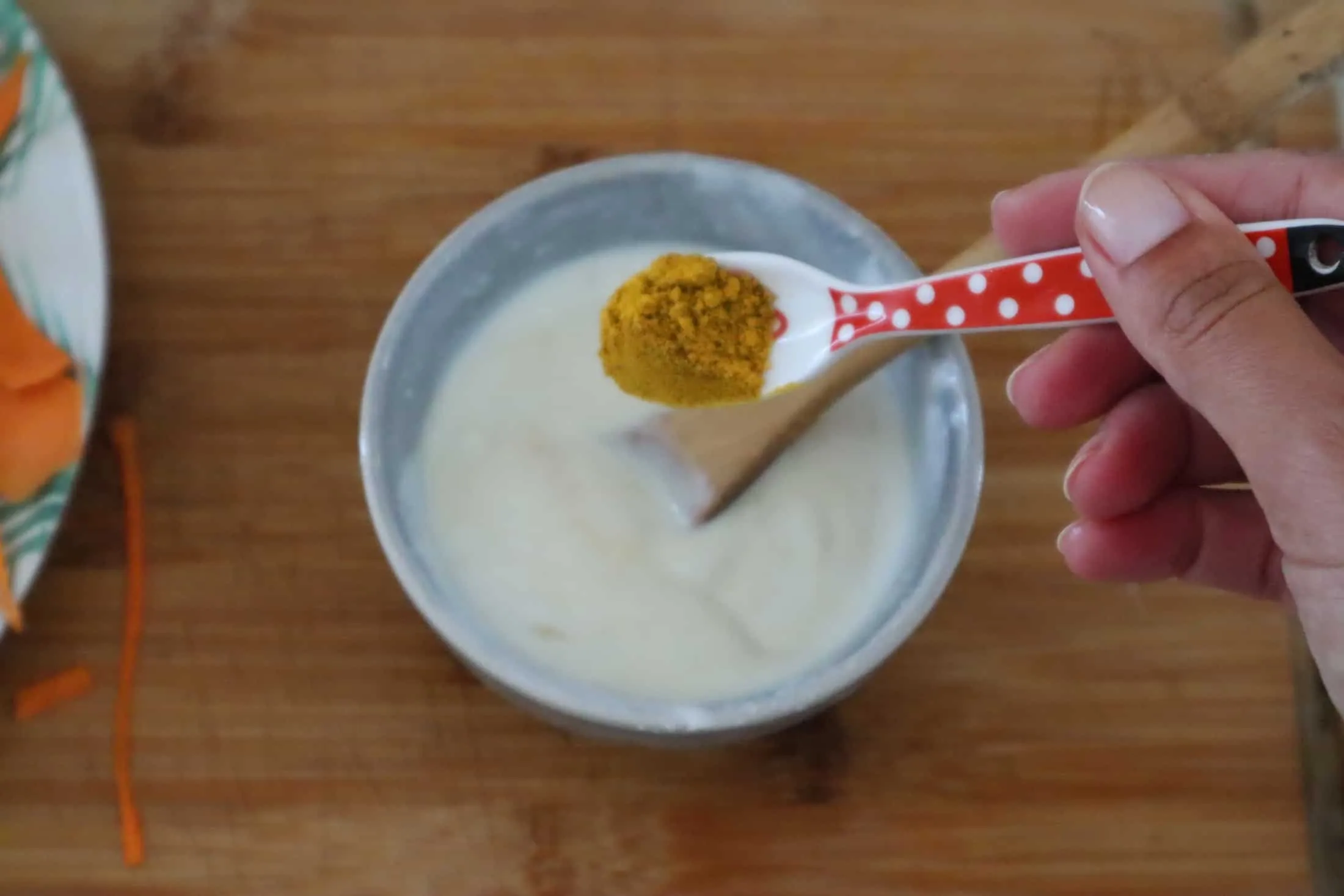 Prepara la salsa allo yogurt