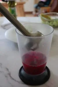 Frulla la pitaya con l'acqua