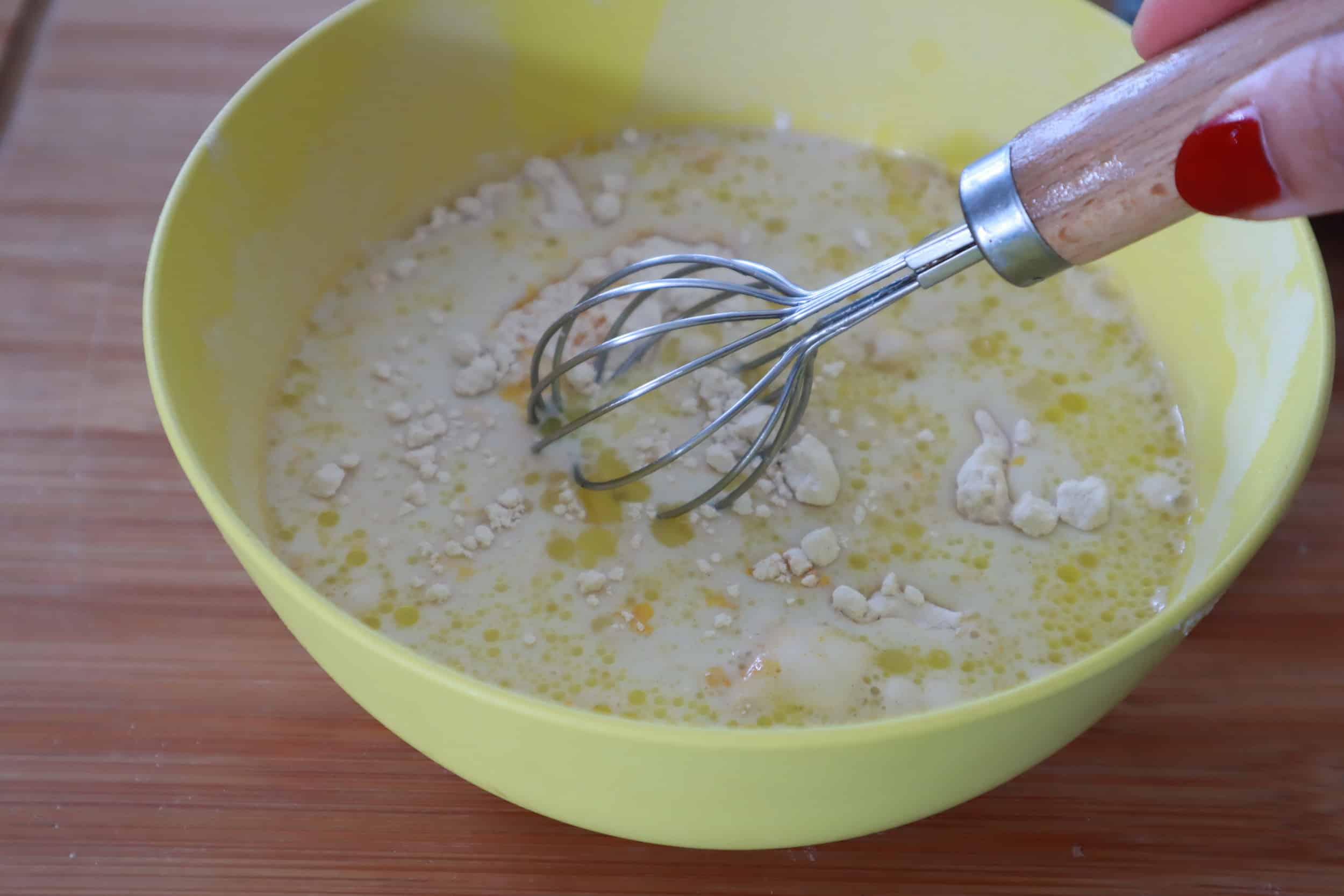 Mischia la farina con l'olio ed il latte Mischia la farina con l'olio ed il latte
