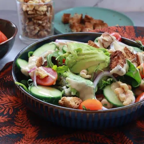 Insalata con rosa di avocado e ceci