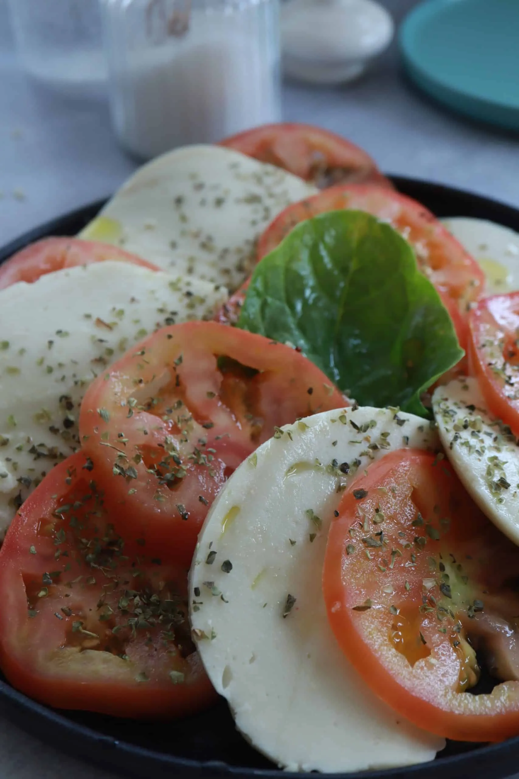 Caprese con Mozzarella Vegana