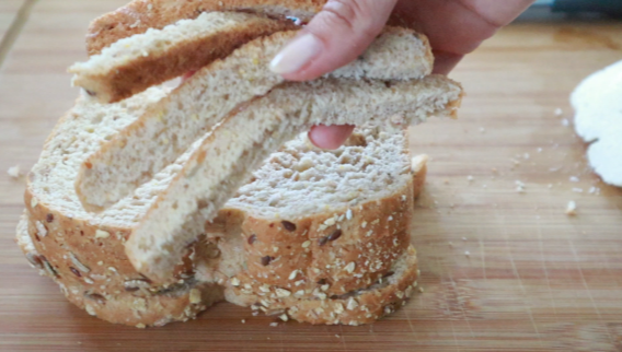 2. togli la scorza delle fettine di pane