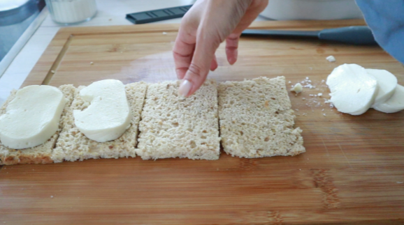 3. metti le fettine sul pane