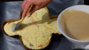 13 spennella la glassa sulla colomba