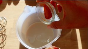 2 mischia il latte tiepido con la curcuma
