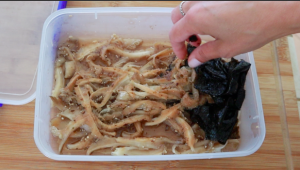 Dopo 8 ore in frigo, togli alga nori e stizza bene