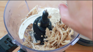 Versa nel frullatore con la farina