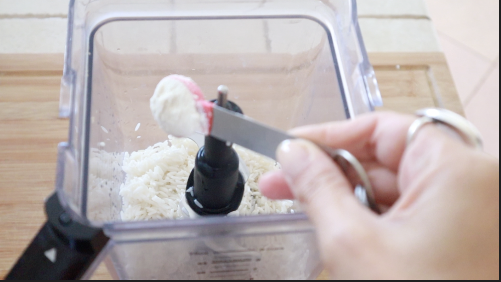 Versa il riso e ceci nel frullatore con gli altri ingredienti e frulla fino ad ottenere una consistenza liscia.
